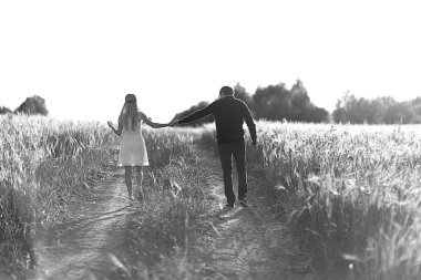 buğday alanında sevenler