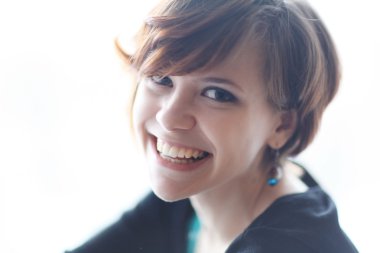 Kızıl saçlı gülümseyen