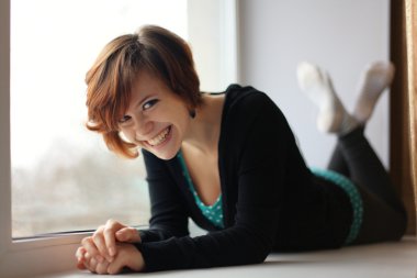 Pencere kenarındaki kız