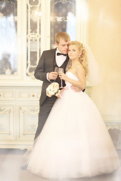 Bride and groom with champagne — Stock Photo, Image