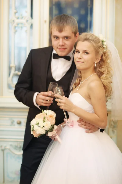 Bruid en bruidegom met champagne — Stockfoto