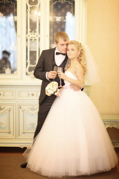 Bride and groom with champagne — Stock Photo, Image