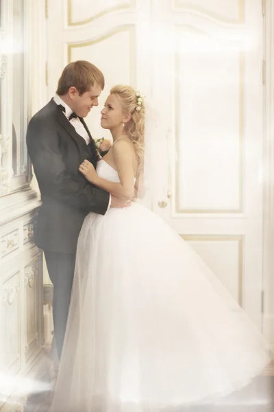 Bruid en bruidegom omhelzing — Stockfoto
