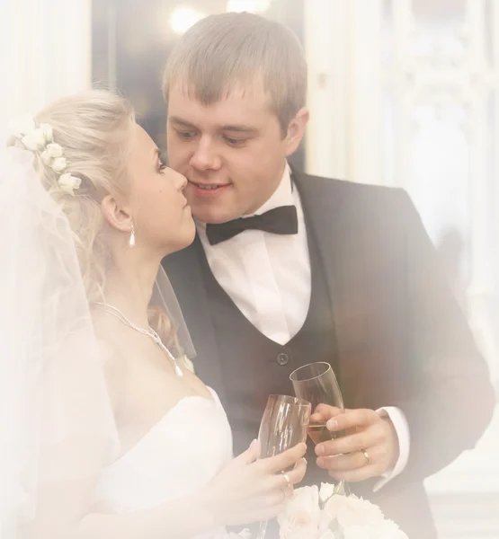Bruden och brudgummen med champagne — Stockfoto