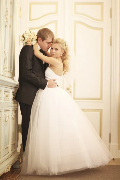 Bride and groom embrace — Stock Photo, Image