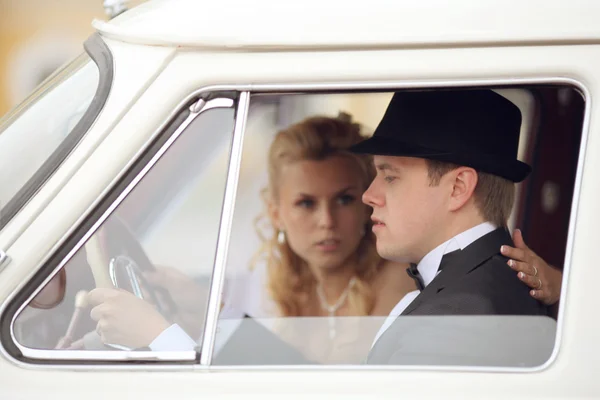 Groom and bride in car — Stock Photo, Image