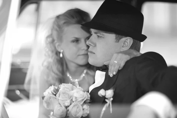Noivo e noiva no carro — Fotografia de Stock