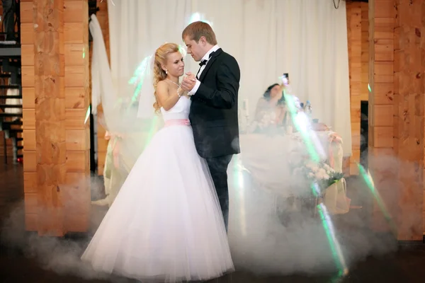 Dancing bride and groom — Stock Photo, Image