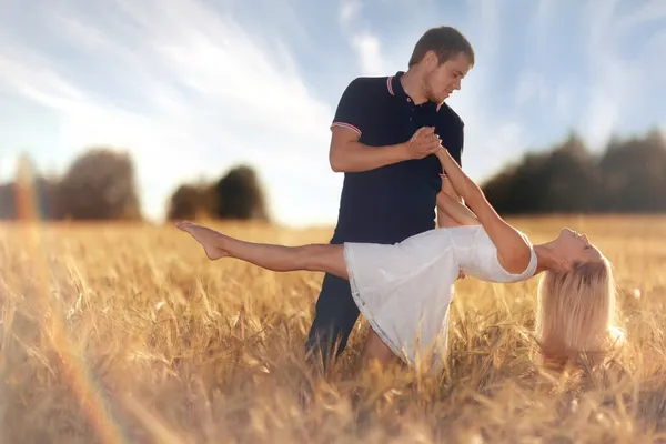 Älskare i vete fält — Stockfoto