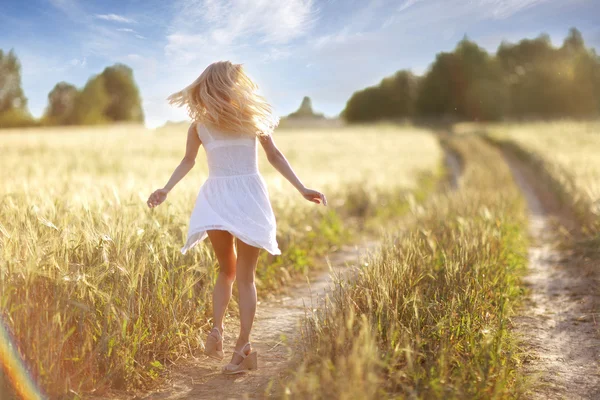 Menina correndo no campo de trigo — Fotografia de Stock