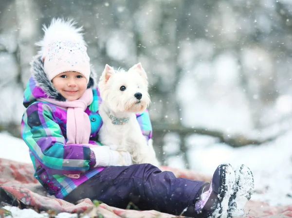 Flicka med vit hund — Stockfoto