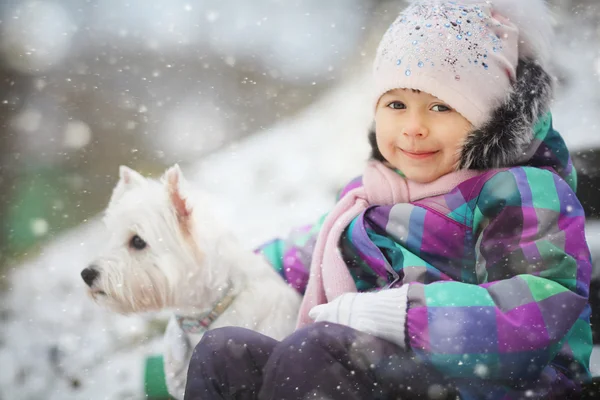 Flicka med vit hund — Stockfoto