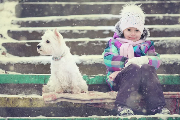 Flicka med vit hund — Stockfoto