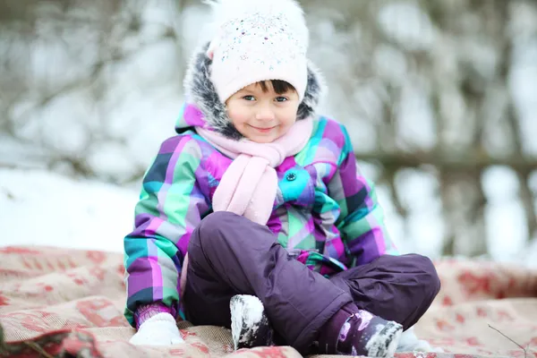 Kız çocuk kış Park — Stok fotoğraf