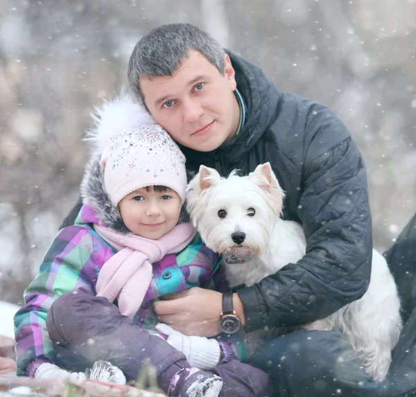 Fille avec papa et chien — Photo