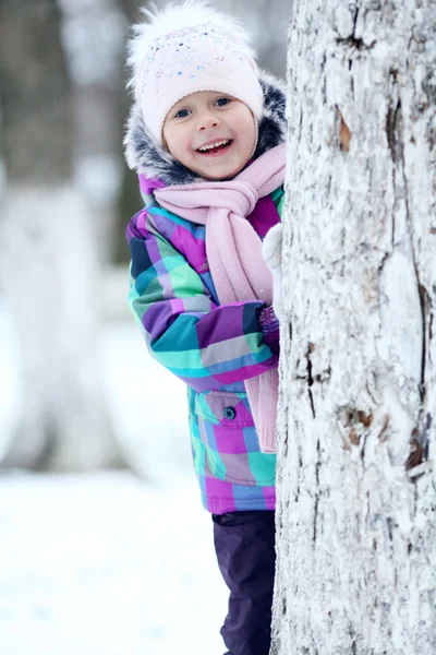 Flicka nära träd — Stockfoto
