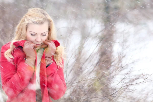 Samotna blond kobieta — Zdjęcie stockowe