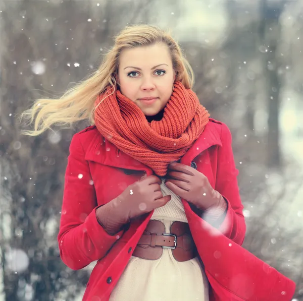 Vrouw in rode jas — Stockfoto