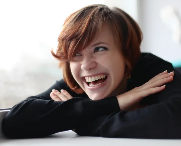 Sorrindo menina ruiva — Fotografia de Stock