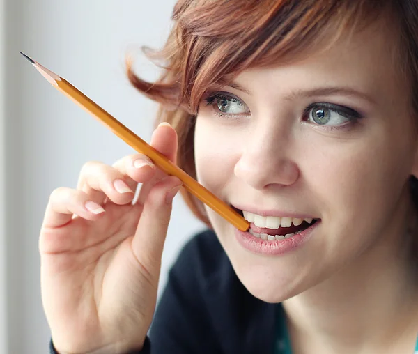 Девушка с карандашом — стоковое фото