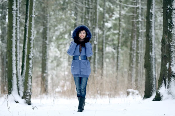 Bonita morena en el bosque — Foto de Stock