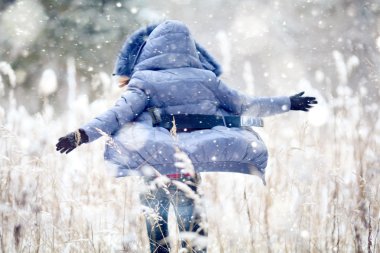 mutlu kız ormanda çalışan