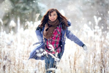 mutlu kız ormanda çalışan