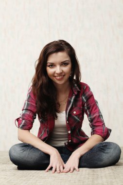 esmer katta oturuyor.