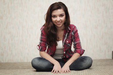 esmer katta oturuyor.