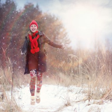 Mutlu kız koşuyor.