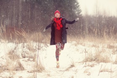 Mutlu kız koşuyor.