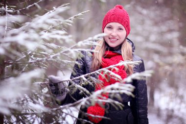 Kışın ormandaki kız