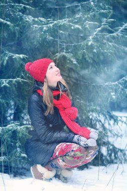 kadın kürk ağacının altında