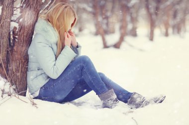 Kış parkındaki kadın