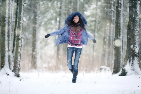 Chica feliz corriendo en el bosque — Foto de Stock