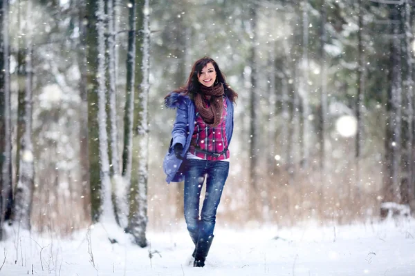 Chica feliz corriendo en el bosque — Foto de Stock