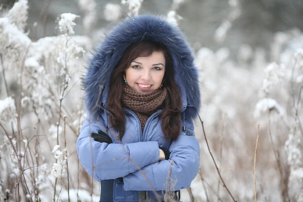 Půvabná brunetka v lese — Stock fotografie