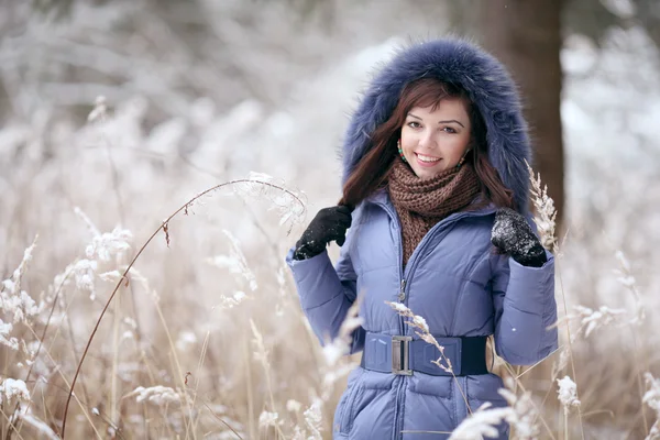 Jolie Brunette en forêt — Photo