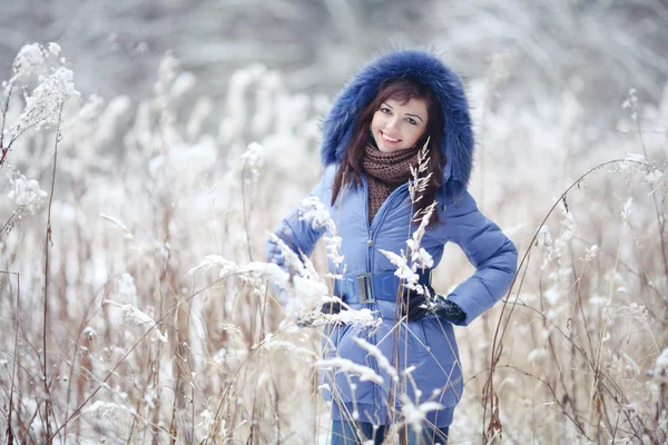 Jolie Brunette en forêt — Photo