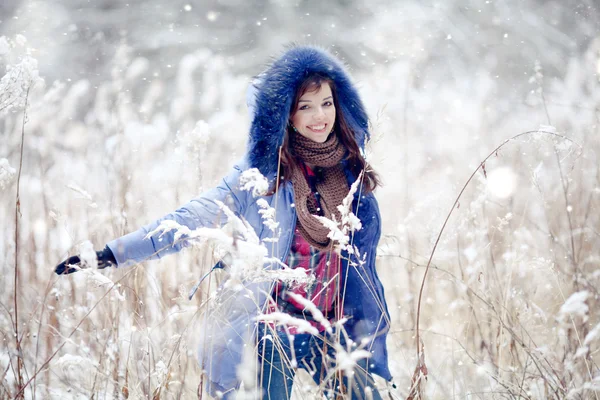 Jolie Brunette en forêt — Photo