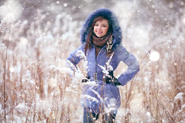 Mooie brunette in bos — Stockfoto