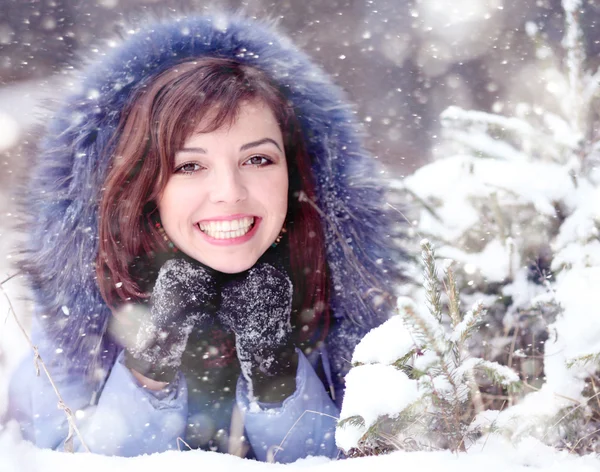 Menina deitada na neve — Fotografia de Stock