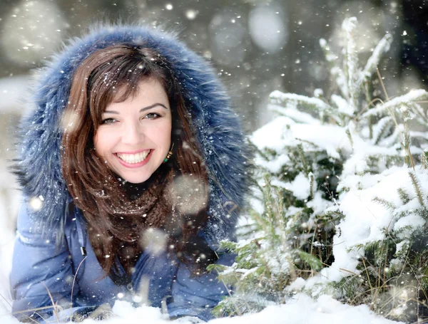 Fille couchée dans la neige — Photo