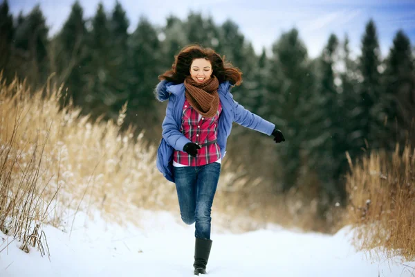 Mädchen läuft im Wald — Stockfoto