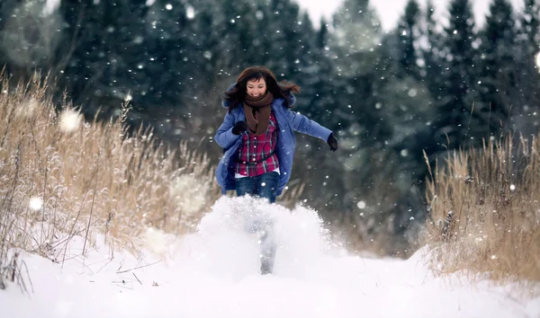 Ragazza che corre nella foresta — Foto Stock