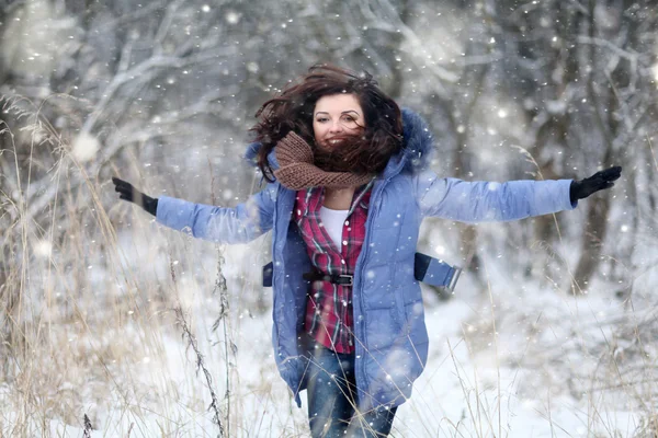 Girl jumping in snow — Stockfoto