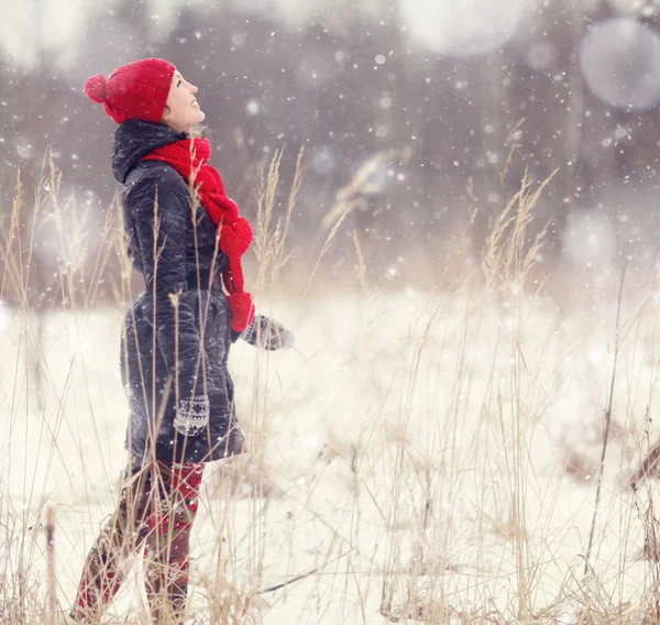 Mädchen im Winter — Stockfoto
