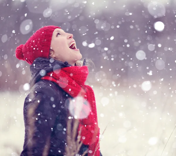 雪に覆われた冬の森の少女 — ストック写真