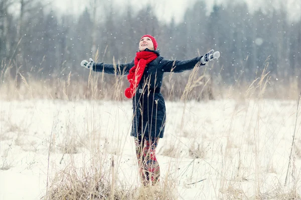 Mädchen über Winterlandschaft — Stockfoto