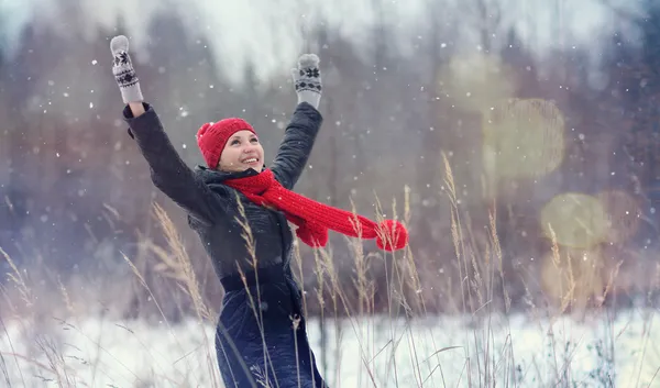 Fille sur paysage d'hiver — Photo